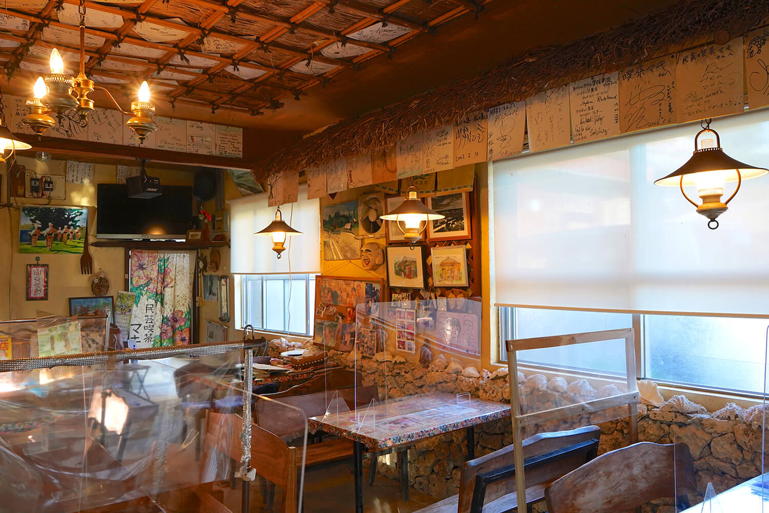 店內還有一個小舞台，有時還會舉辦小型現場表演