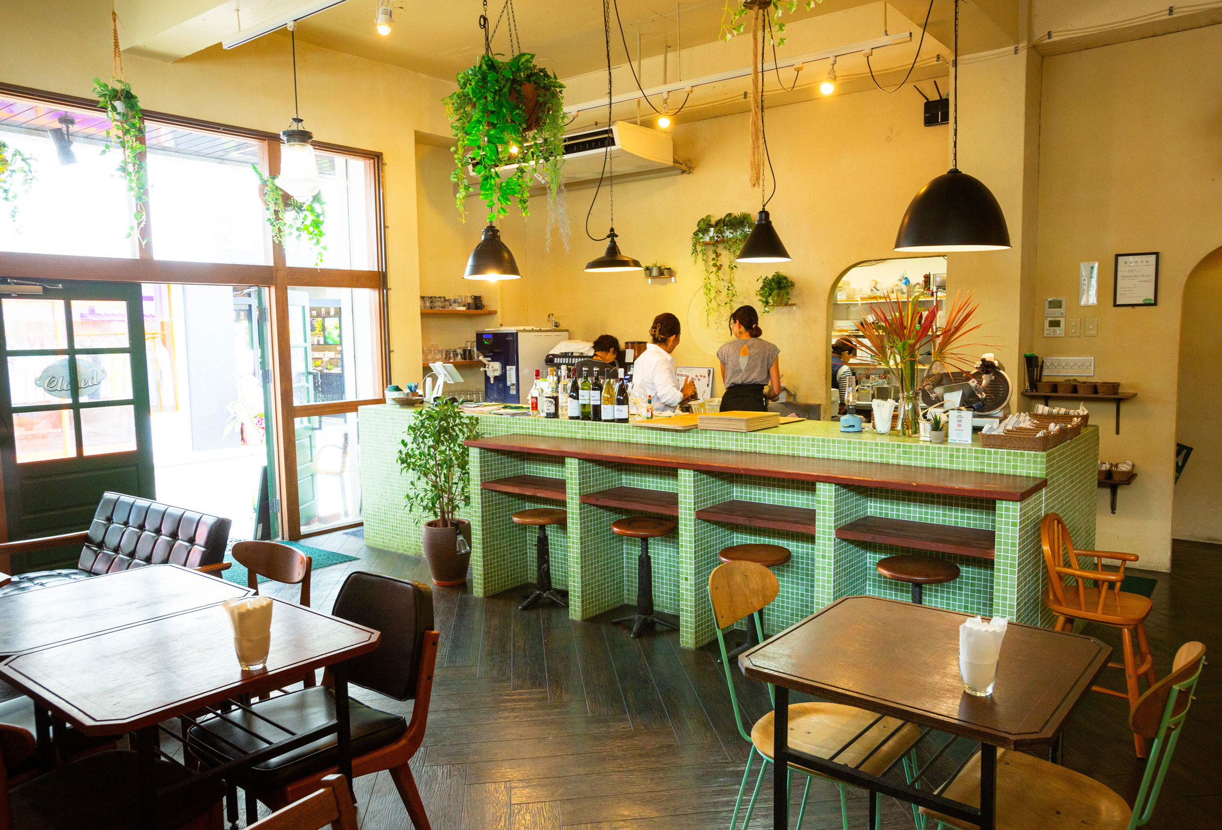 除了吧台座位和桌子座位外，還有沙發座位。 推薦用於早餐、午餐、下午茶等各種場合