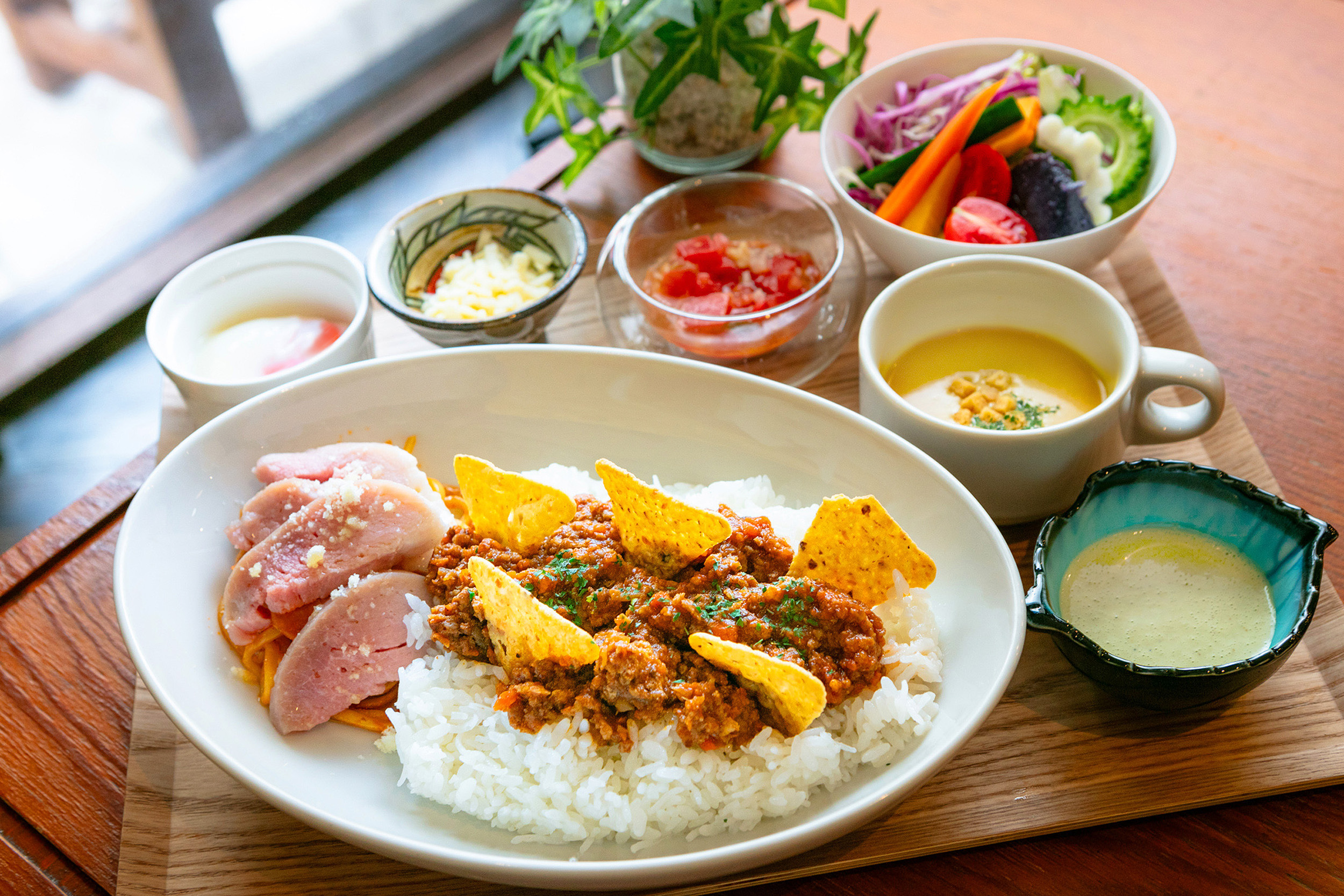 “阿古豬肉石垣塔可飯湯和沙拉套餐JPY1900自己製作的”。 石木島裸蟲用於調味島嶼蔬菜沙拉