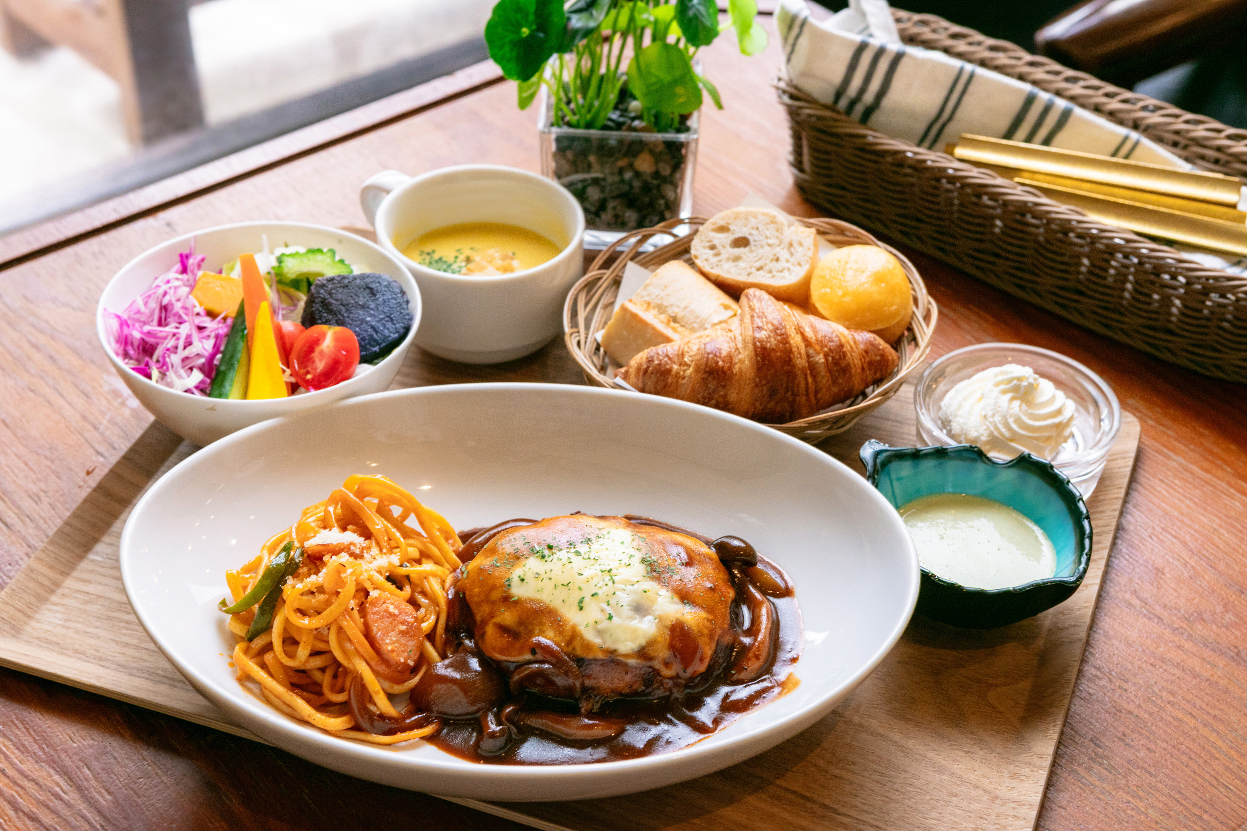 「阿古豬肉、豆腐、和牛漢堡排」JPY1600「B套餐（麵包、湯、沙拉）」800日圓