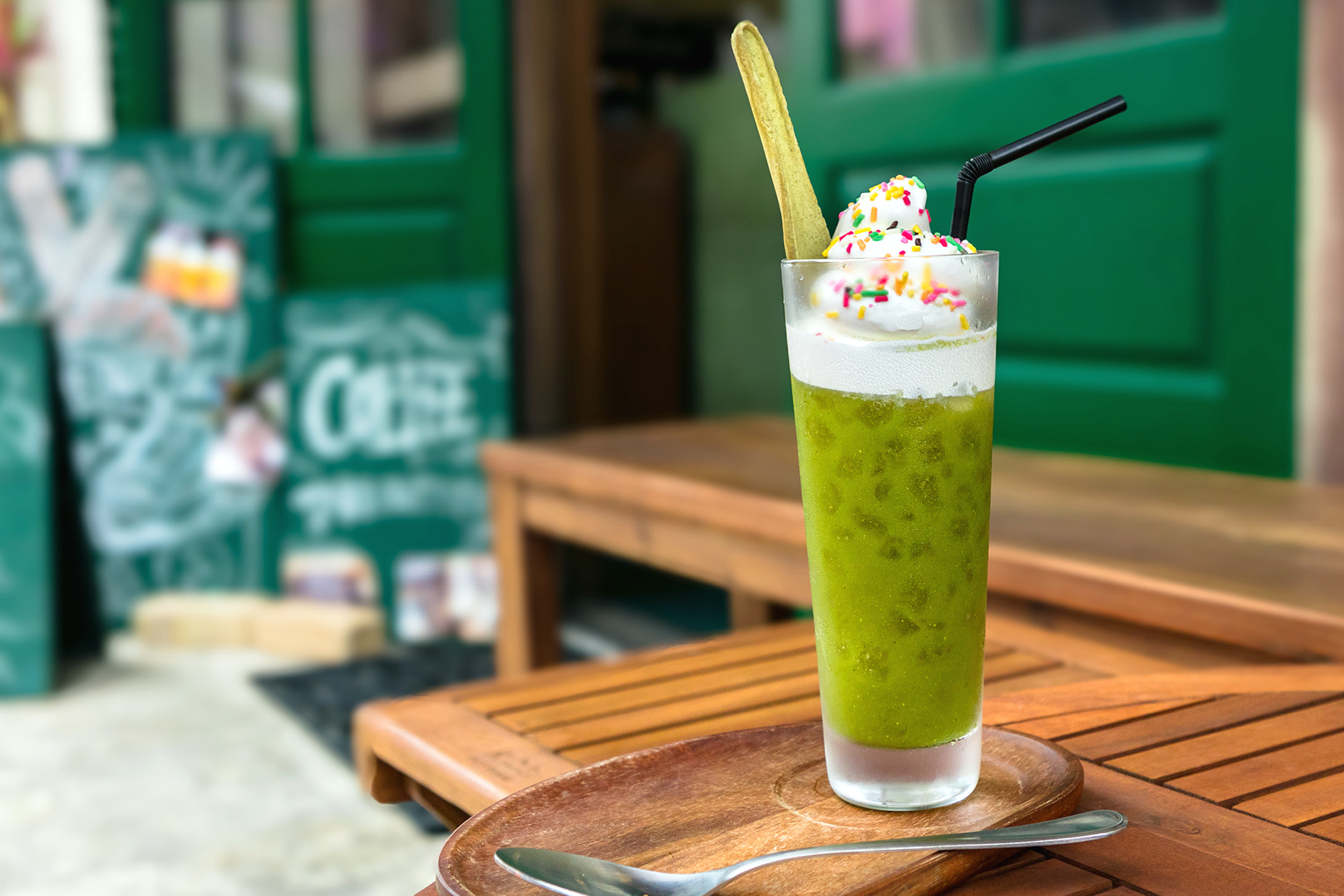 「Euglena Float」850日圓是一種以芒果為基底的飲料，由石垣島的Euglena和乳酸菌製成，上面淋上軟冰淇淋