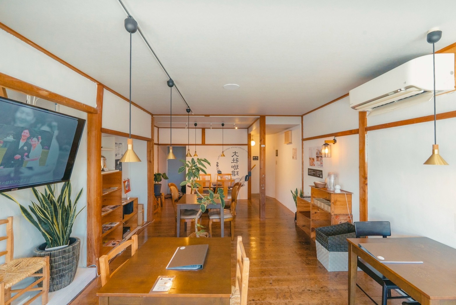 The casual space where a counter seat was established by the window