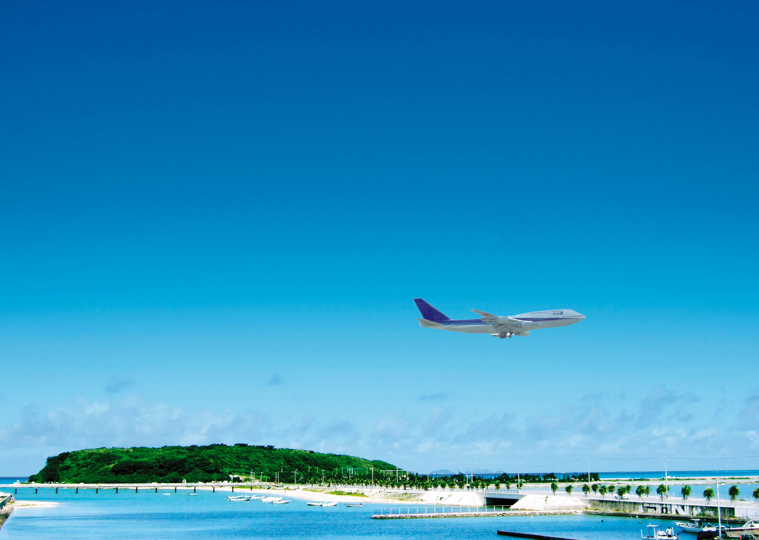 大人小孩都對飛機起飛發出巨大的噪音感到非常興奮！