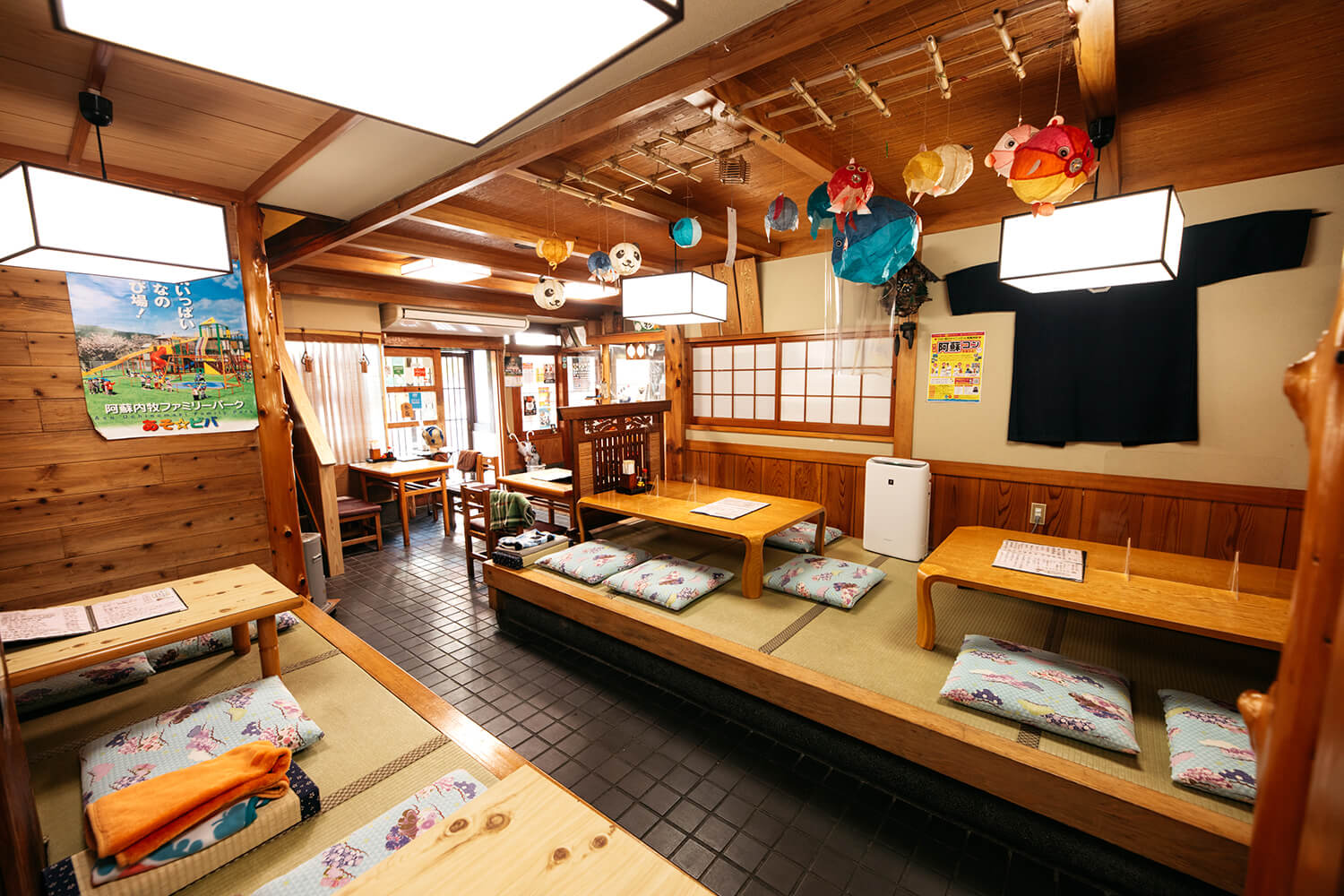 餐厅内部依然保留着老式流行餐厅的氛围。 服务员的团队合作也是亮点。