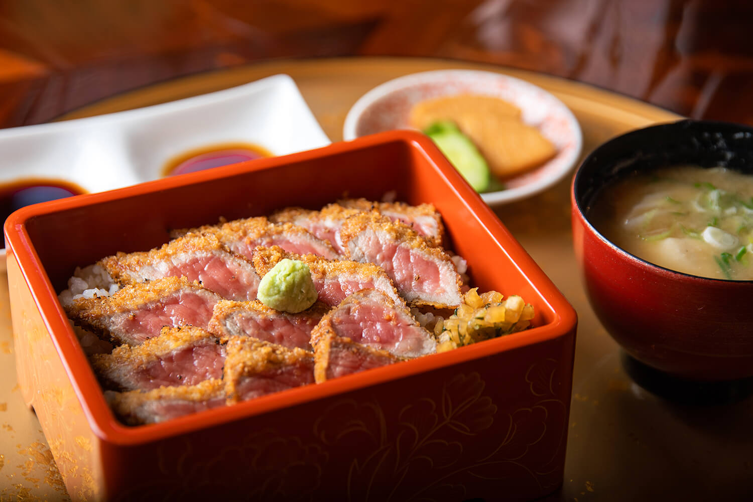 “红牛肉（烤）牛排重量”（JPY2420）。 您可以将汤换成“dagosoup”，只需 220 日元加 220 日元。