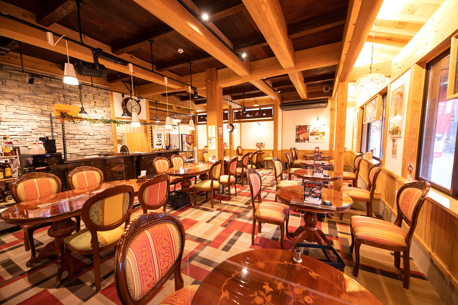 在古民居内，有一个空间，装饰着以大正浪漫为灵感的家具