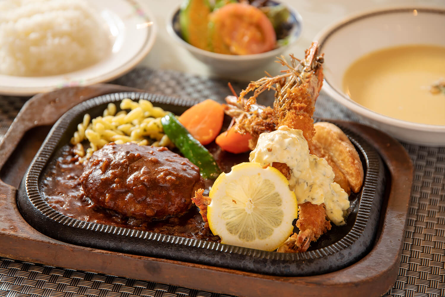 两只大头虾是豪华的“红牛肉汉堡和炸虾”（JPY2200）。 日式、含奶酪、牛排套餐等。