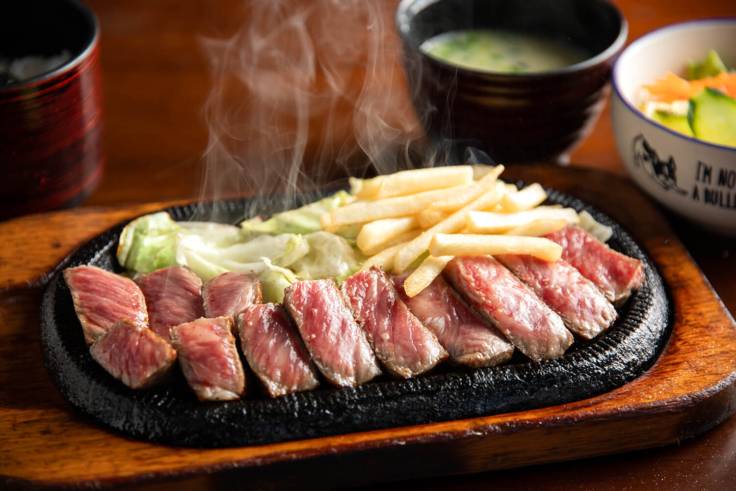 “红牛沙朗牛排套餐”（[照片]JPY2950 180克，JPY2100 110克，配米饭、味噌汤和沙拉）。 每天数量有限，无法预订