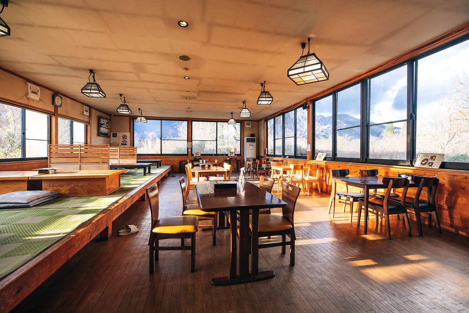 餐厅通过全窗户，可以欣赏阿苏丰富的自然风光。 空间宽敞，便于推车和轮椅使用。