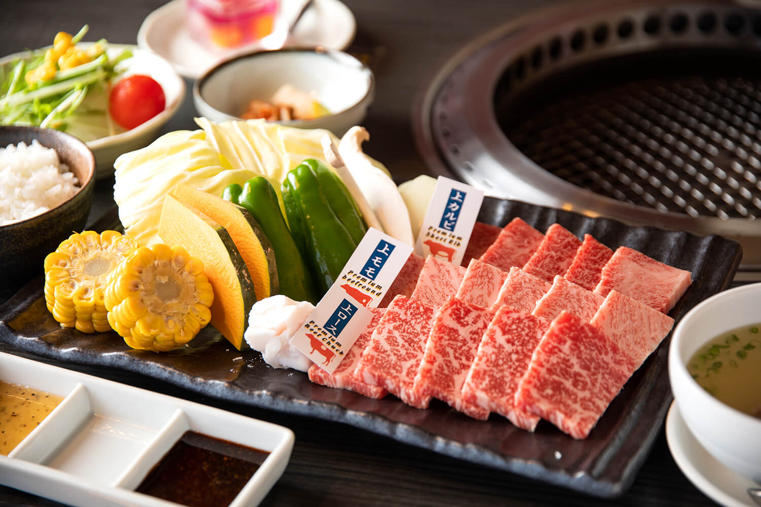 “阿卡牛肉屋套餐（2人份）”（JPY6580）。 它有多种套餐，吃起来很有嚼劲。