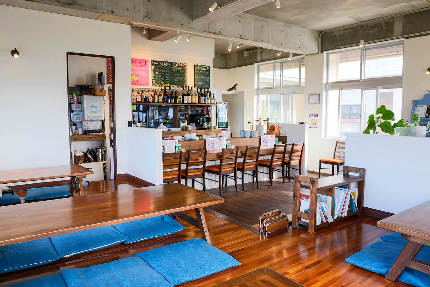 有大型高起座位，非常適合帶孩子的家庭。