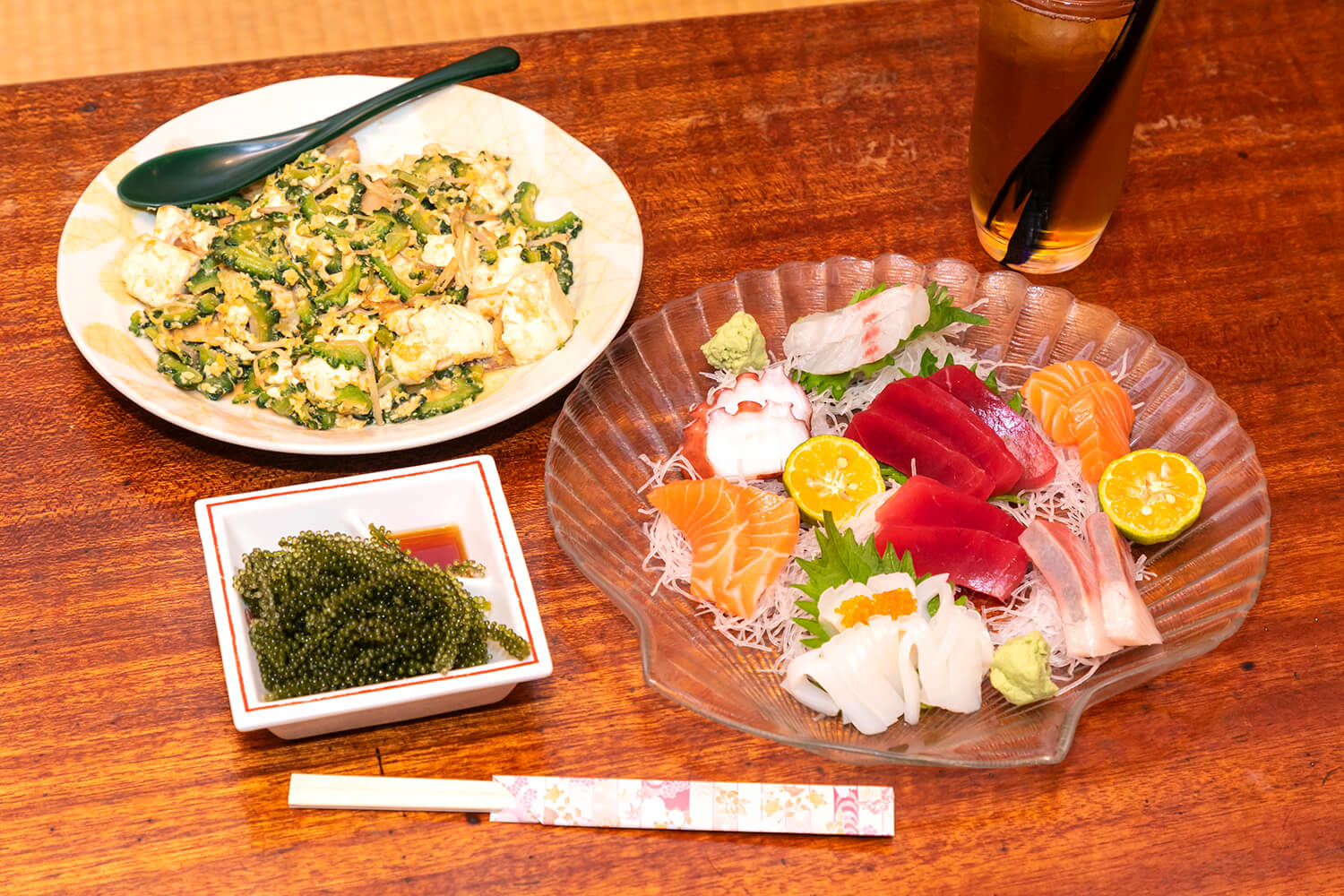 「生魚片（7個）」JPY1580「海葡萄」480日圓、「苦瓜炒飯」600日圓