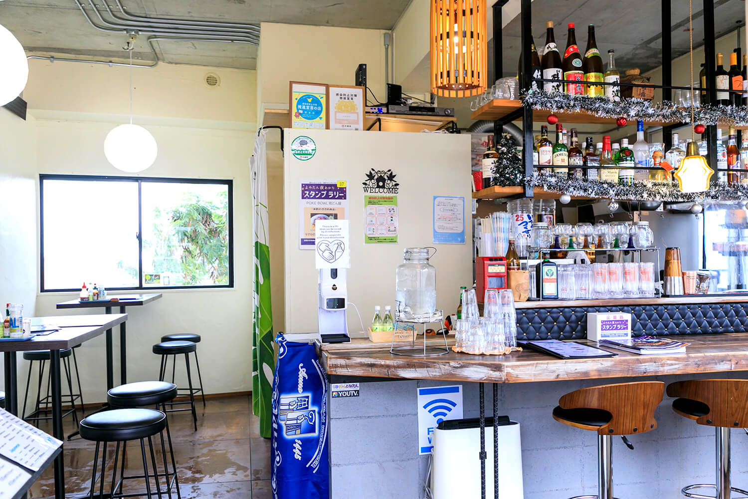 店內有即使是一個人也能坐的吧台座位、可以欣賞外面景色的桌子座位和外面的露台座位。