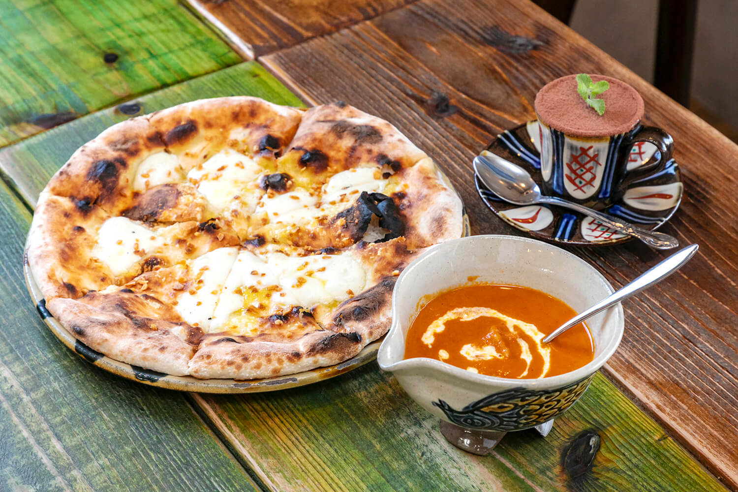 「奶油雞肉咖哩&蒜味起司披薩」JPY1375「提拉米蘇」330日圓