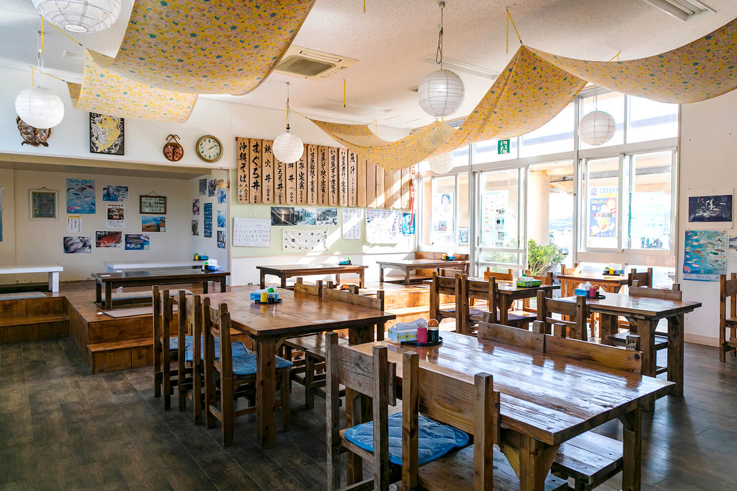 店內空間寬敞，不僅有桌子座位，還有小地坑式被爐