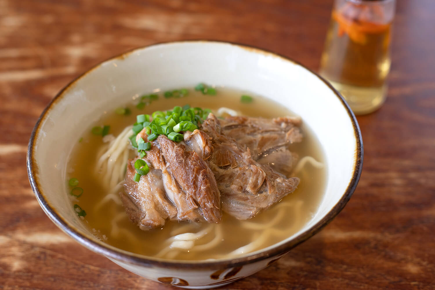 用鮪魚燉的大軟骨醬，非常豪華！ 「軟骨蕎麥麵」750日圓