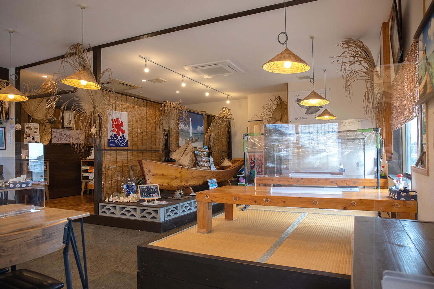 店內陳列著一艘傳統沖繩木船「Sabani」