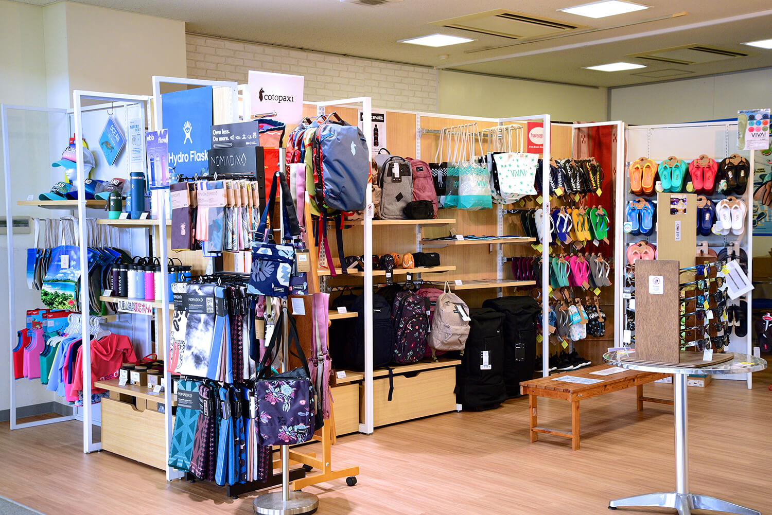 SUNSKI太陽眼鏡、Cotopaxi、DAKINE背包、VIVA涼鞋等可以陪伴您去偏遠島嶼旅行的商品一字排開