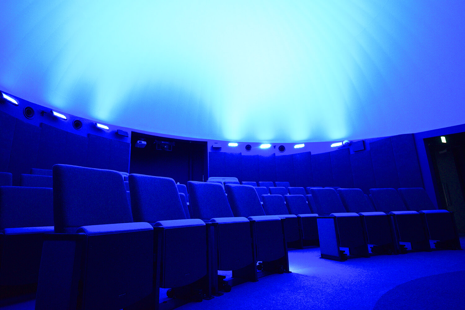 滿天繁星，您可以在舒適的劇院座位上放鬆身心