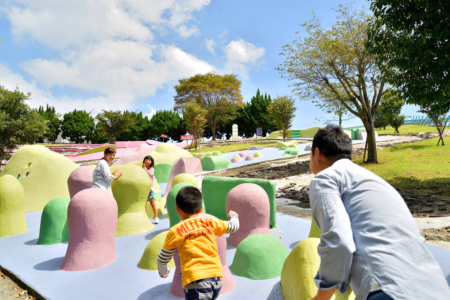 “元气之森”入口处的“哀歌入口”。 它可以在克服颠簸和颠簸的同时进行锻炼。