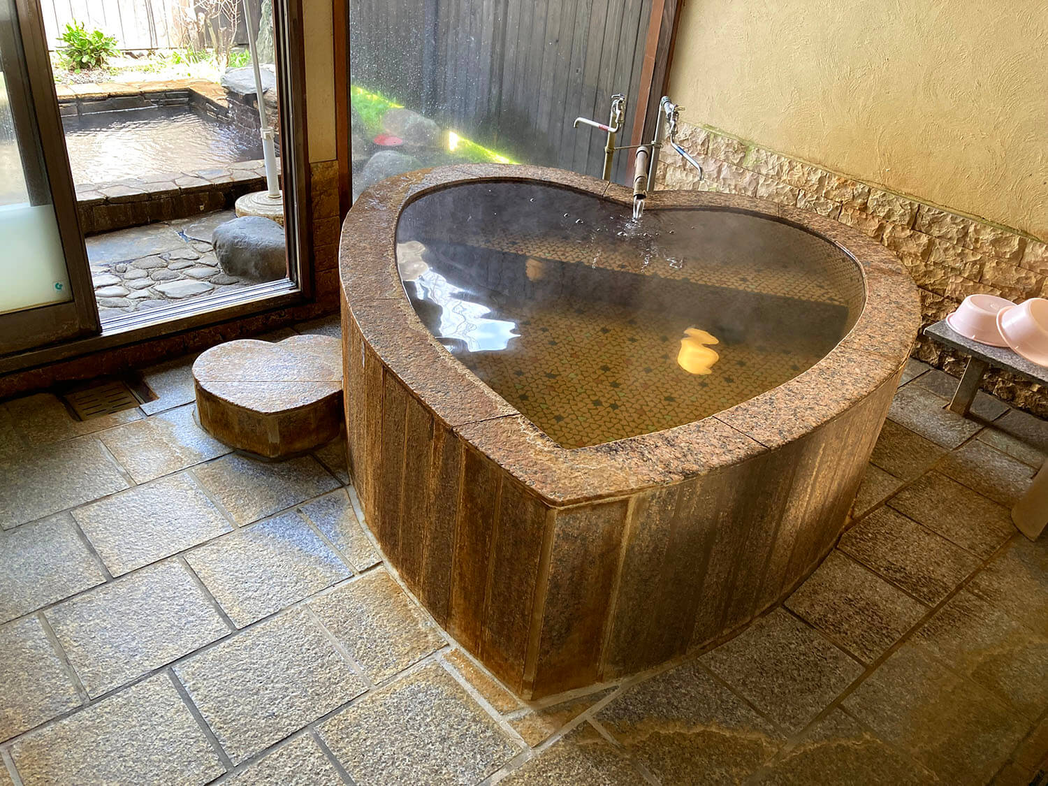 “枫”有浴缸、浴缸和椅子，都是心形的。 配有电视和卫生间，即使带孩子也很安全。