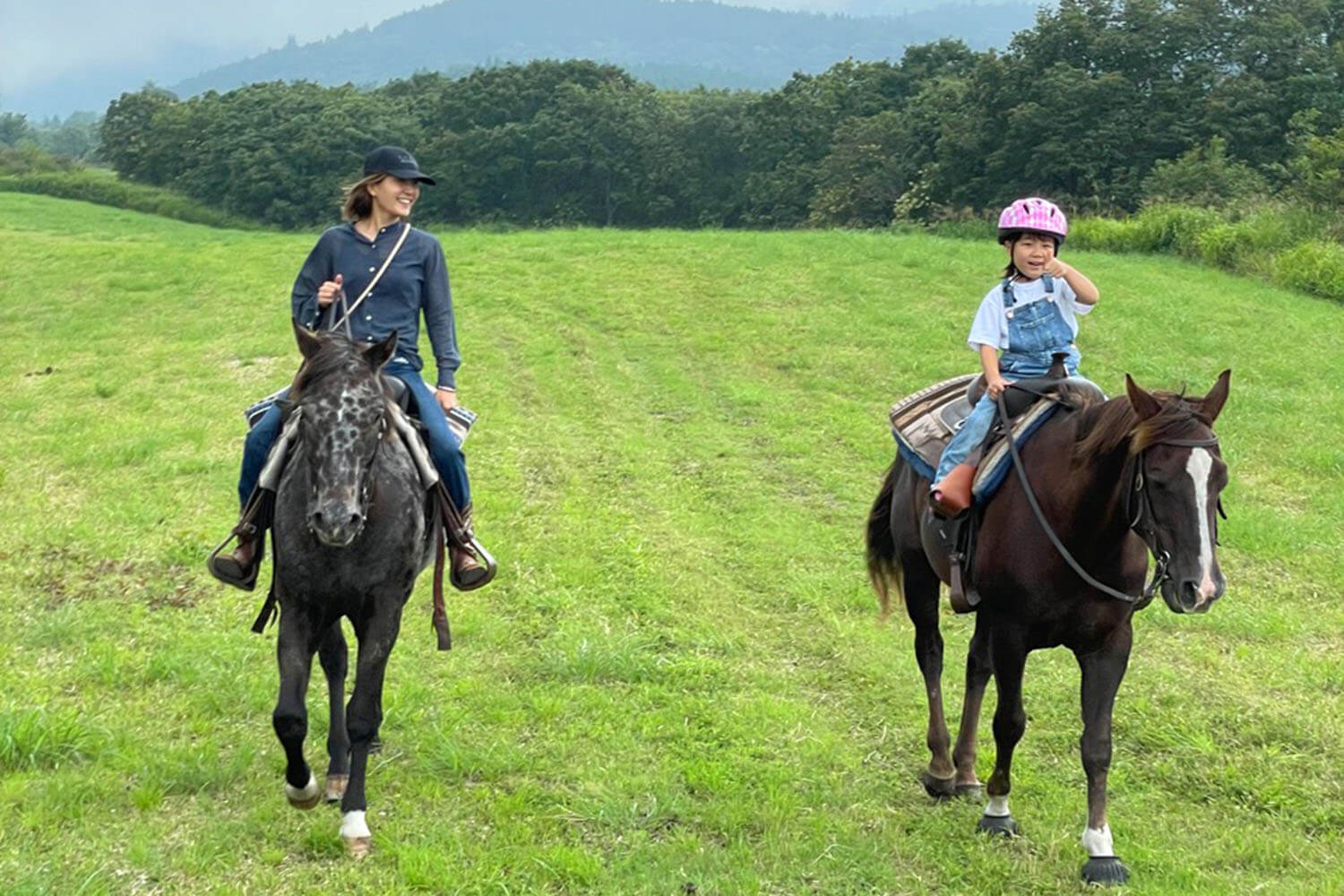 与父母和孩子并肩骑马的机会非常宝贵。 “能独自骑马”也带动孩子的自信