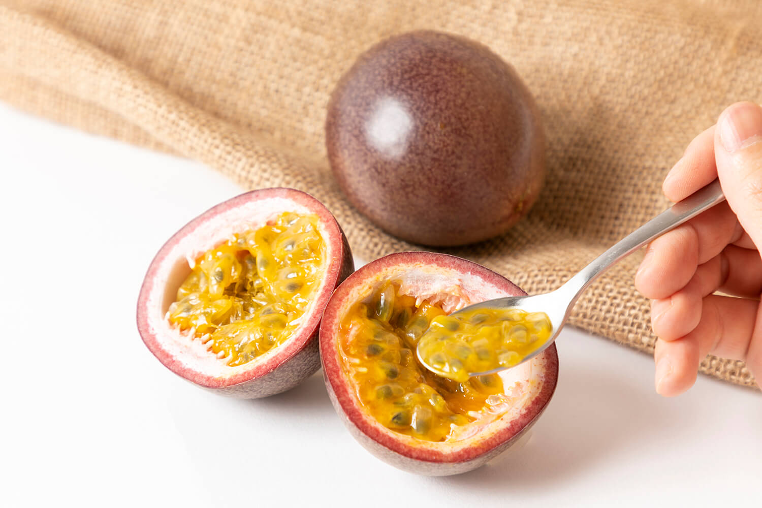 用勺子舀起來，連同種子一起吃。 也建議在優格或冰淇淋上加滿