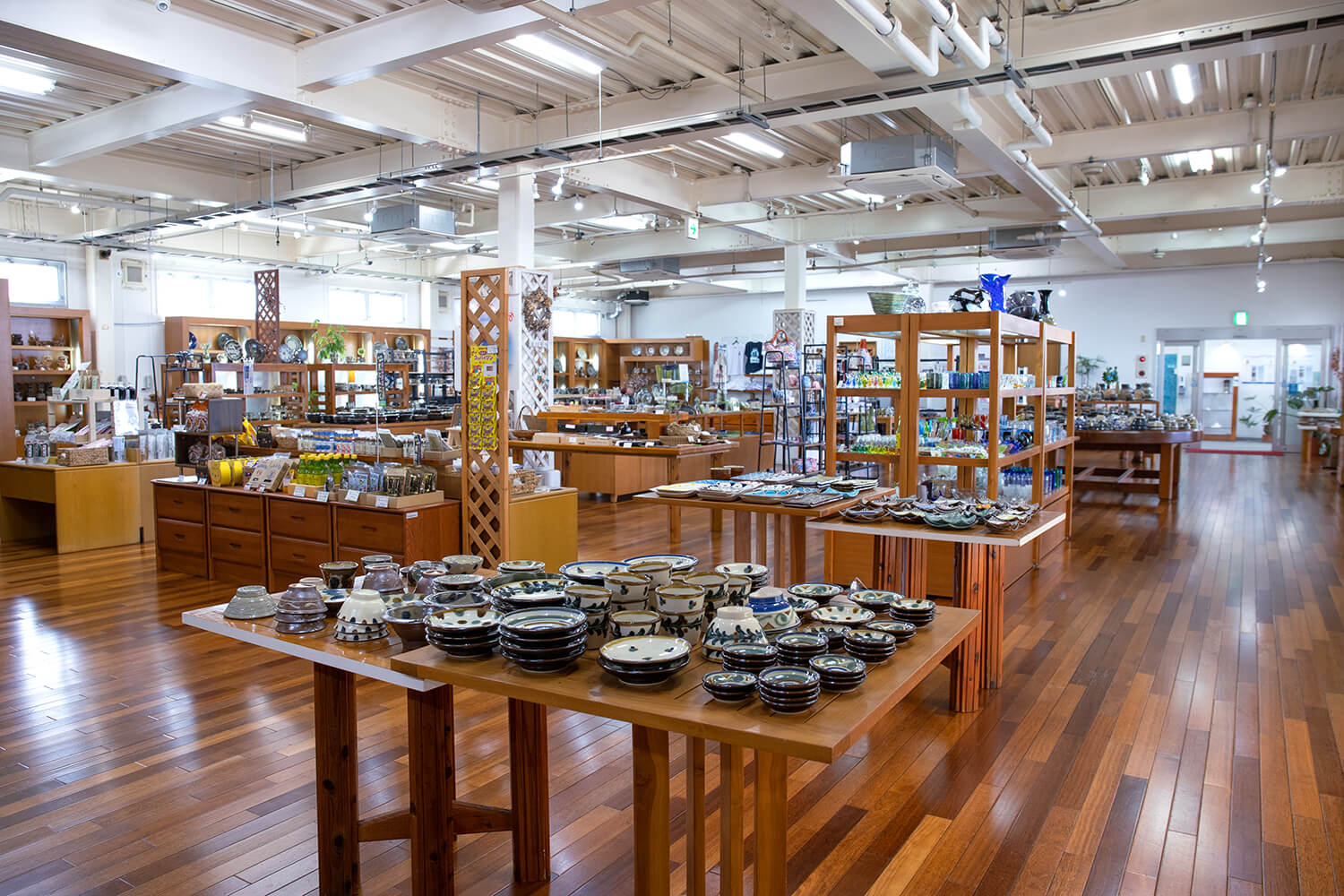 店內擺滿了八千門。 光是環顧四周，時間一眨眼就過去了