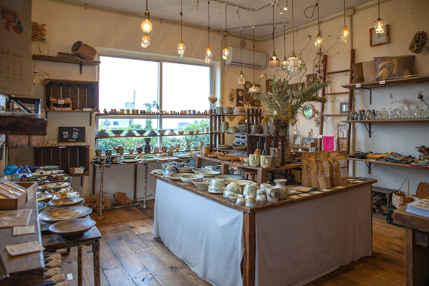 店內有適合自用和送禮的商品。