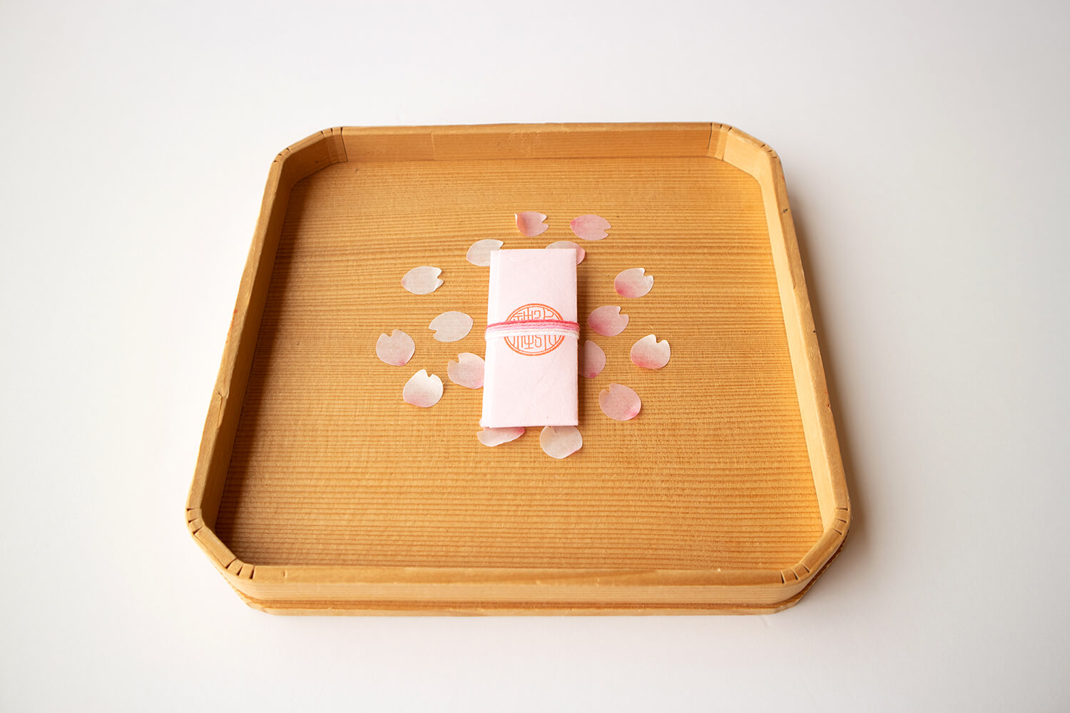 巫女們將五條彩色線一根一根地綁起來，特別奉獻了「心願之線守護者」