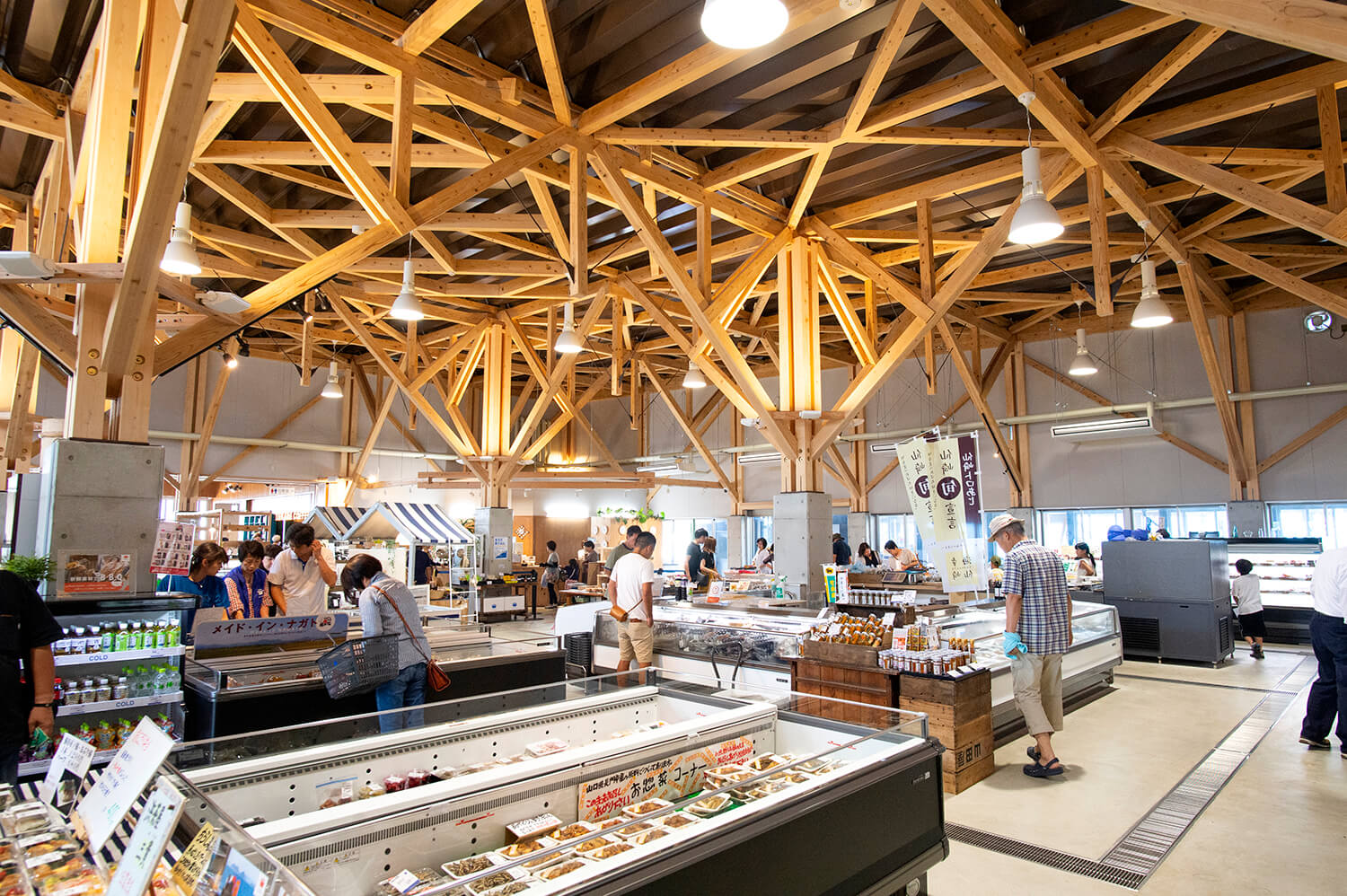 海風宜人的道之驛，兩旁擺滿了鮮魚和仙崎著名的魚糕