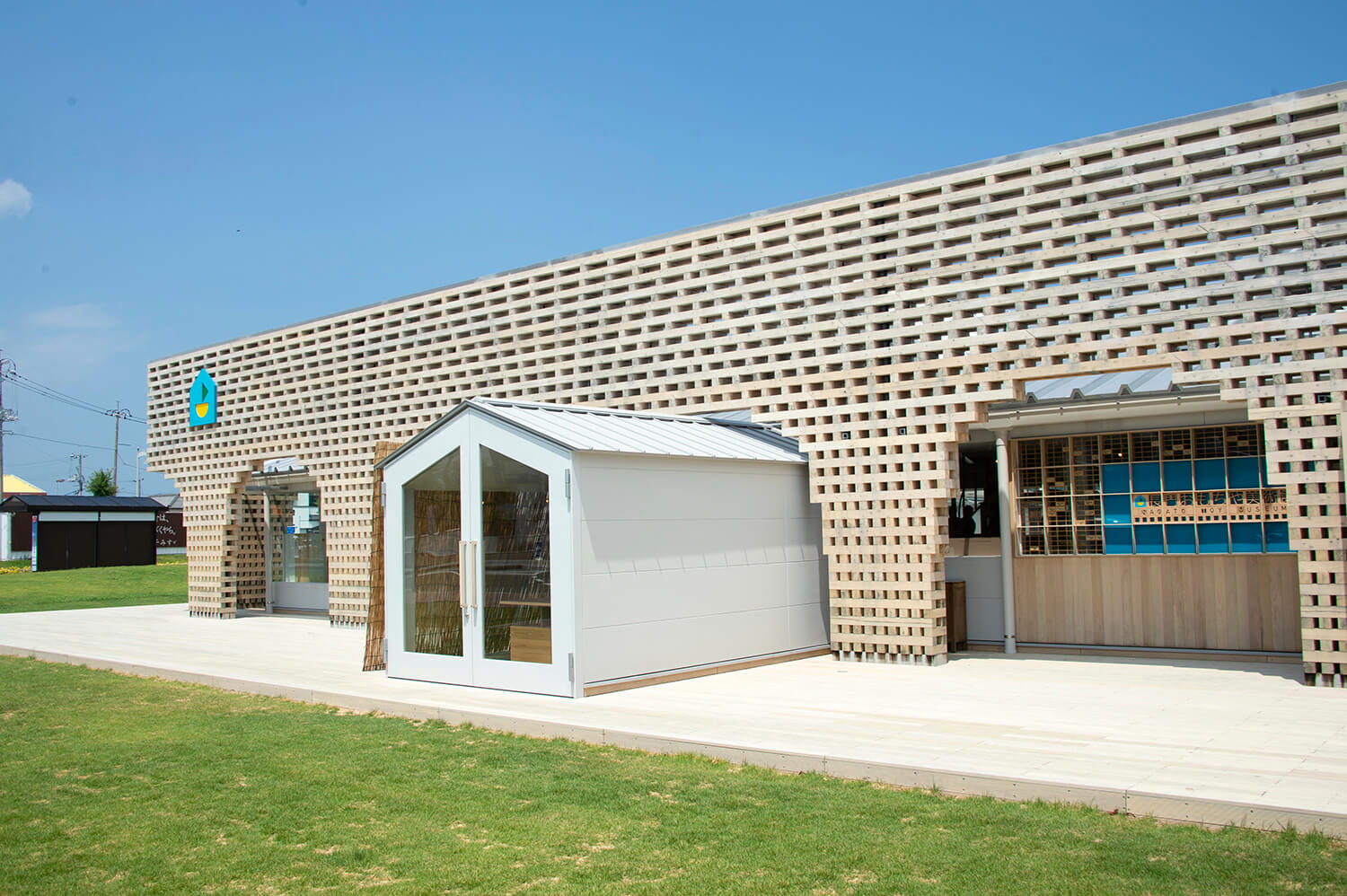 長長門美食，各式商店可享用，還有一家深受兒童喜愛的玩具博物館