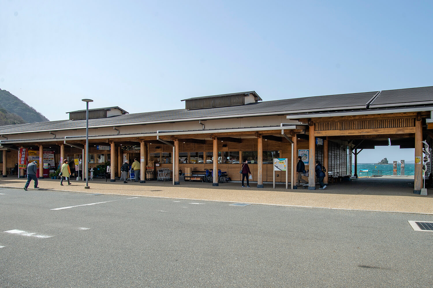 設施後方是日本海，漂浮在海岸外的鹿島（Kashima）在當地人中被視為「夫妻島」，以祈求和諧