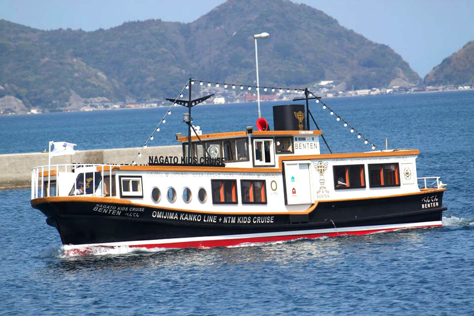 您可以在博物館周圍的海中享受迷你遊船。 海浪平靜，因為它是日本海的一個海灣