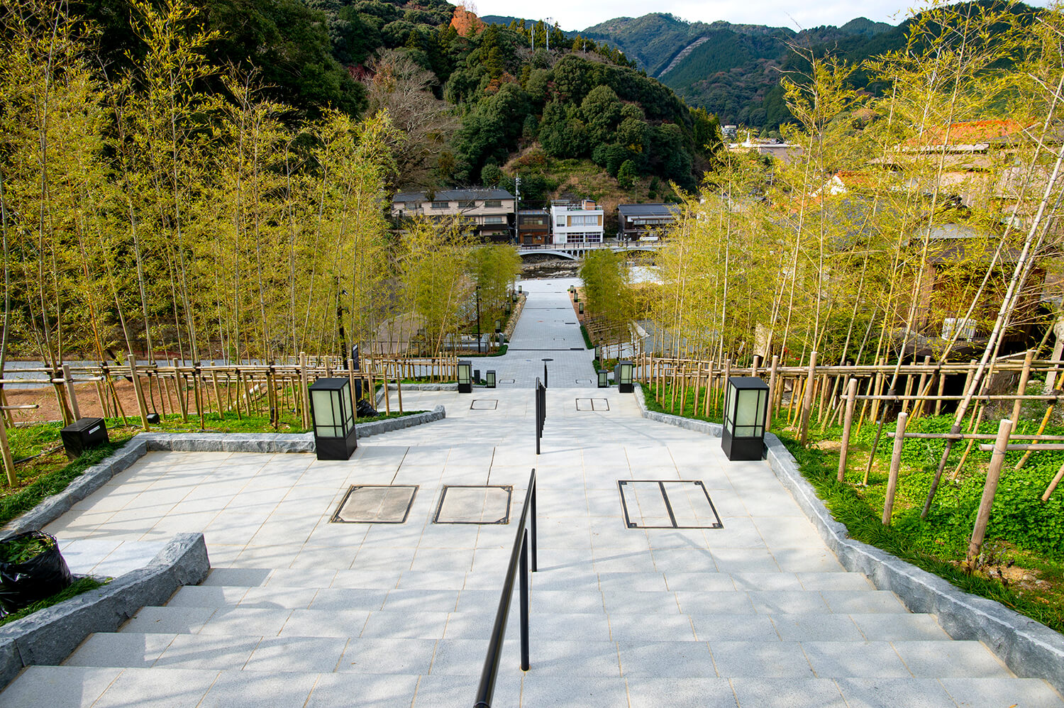 這裡有許多美麗的景點，如美麗的「竹林階梯」和俯瞰溫泉町的「三原座」