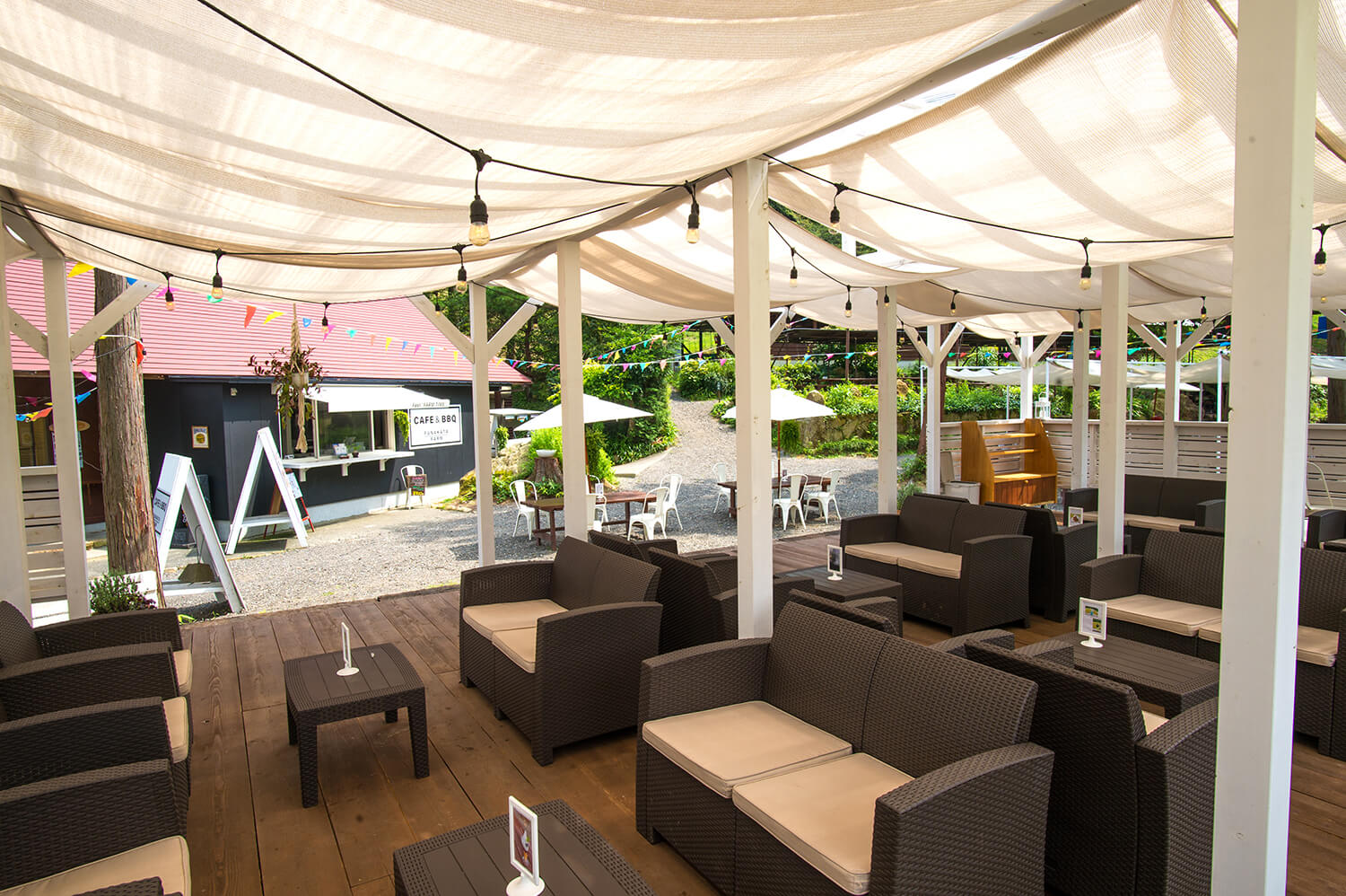 在「CAFE & BBQ」，您可以在自然微風吹過的開放空間中享用美食