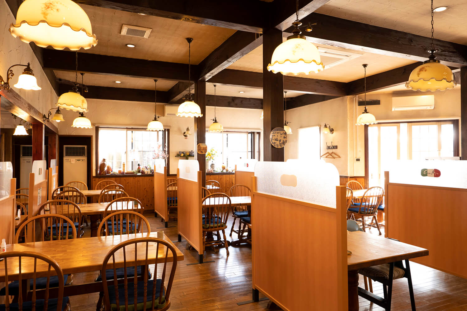 店內的復古燈罩很醒目。 許多古董