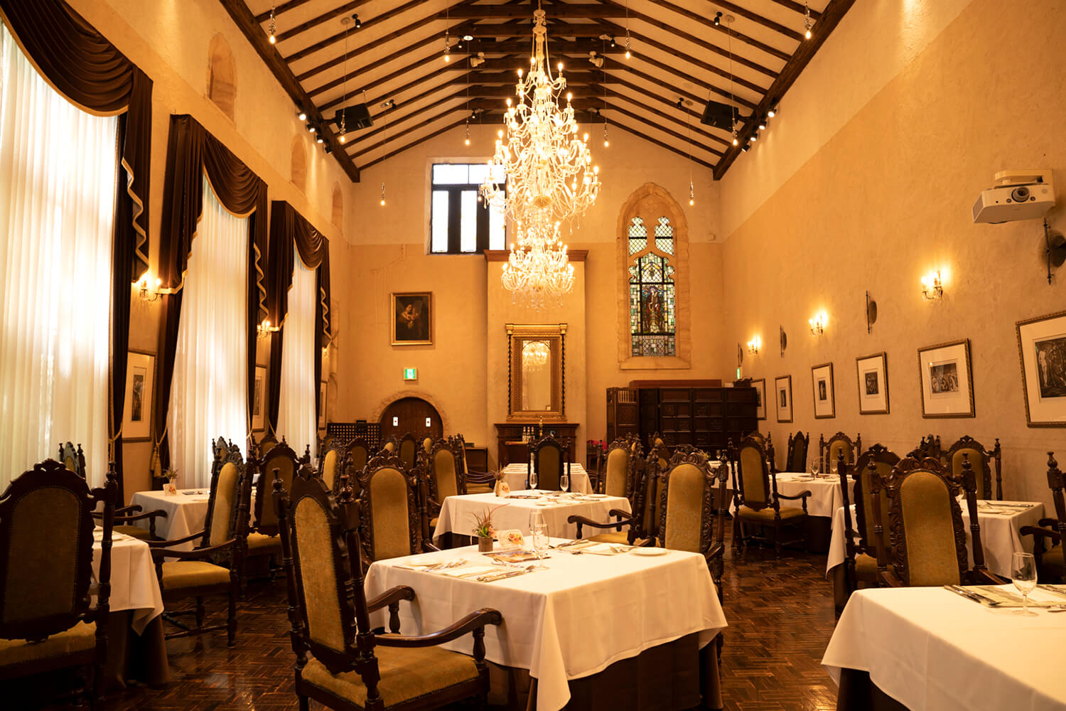 用於古董家具和牆壁的石頭也是從英國訂購的