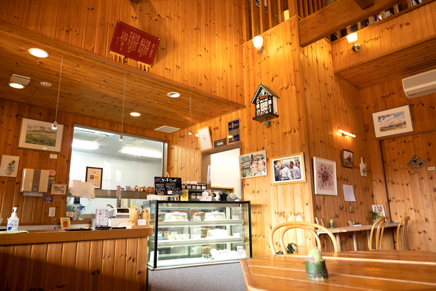 店內木質室內營造出彷彿置身那須山脈山屋的氛圍。