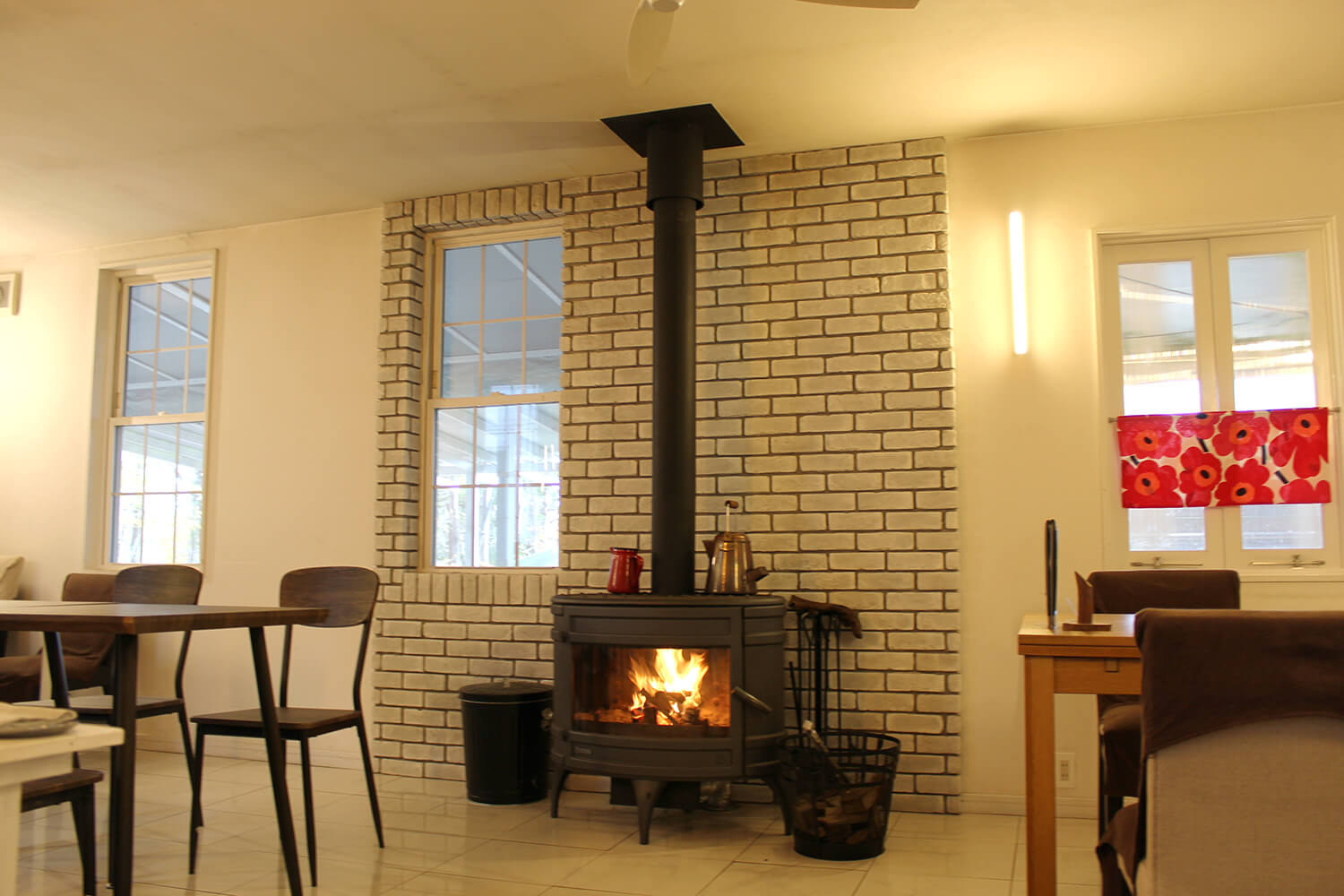 帶有燃木火爐的簡約空間充滿了北歐風情。 允許攜帶寵物進入露台