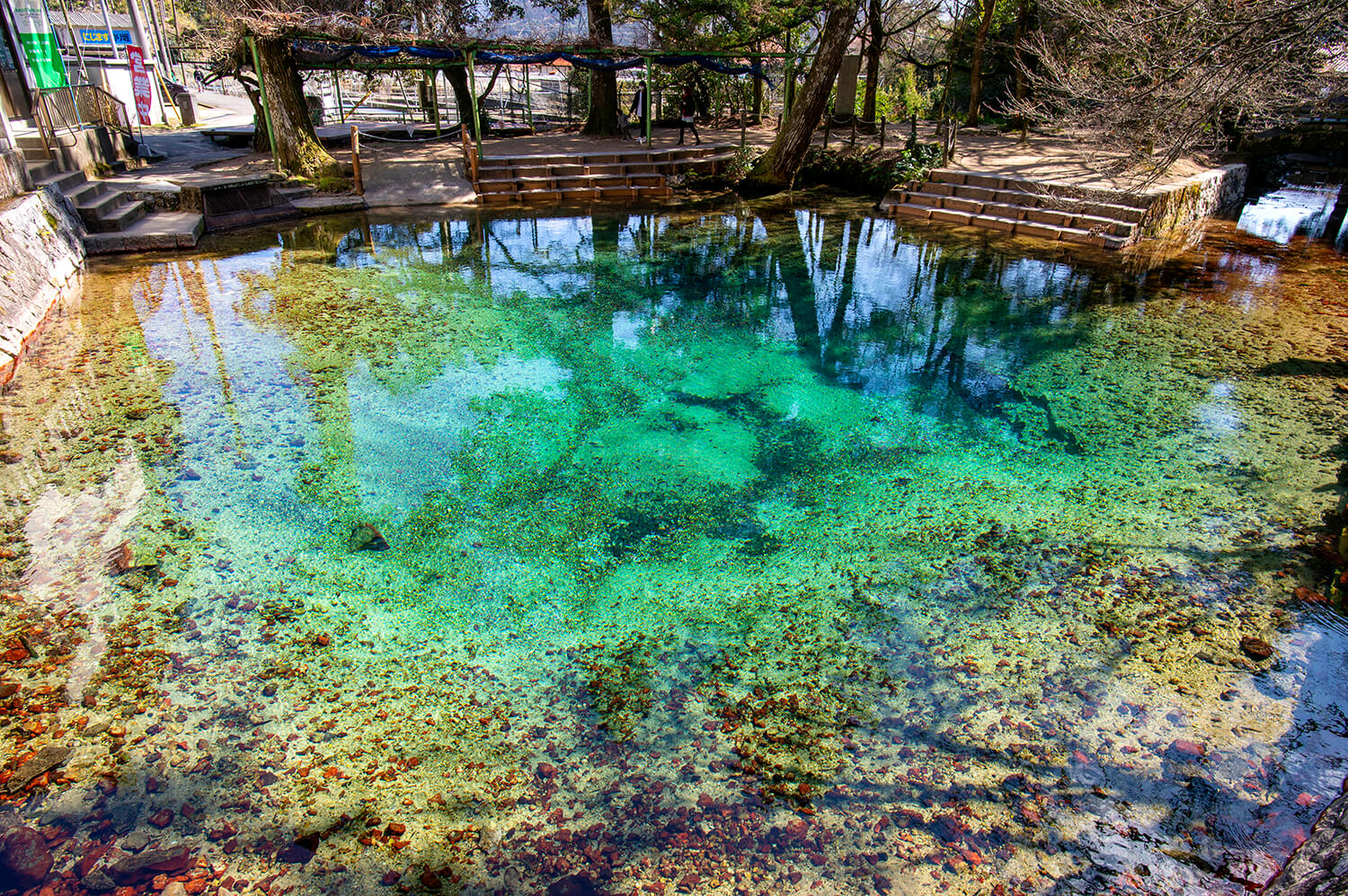 週邊也用作飲用水，禁止在池塘裡泡手泡腳