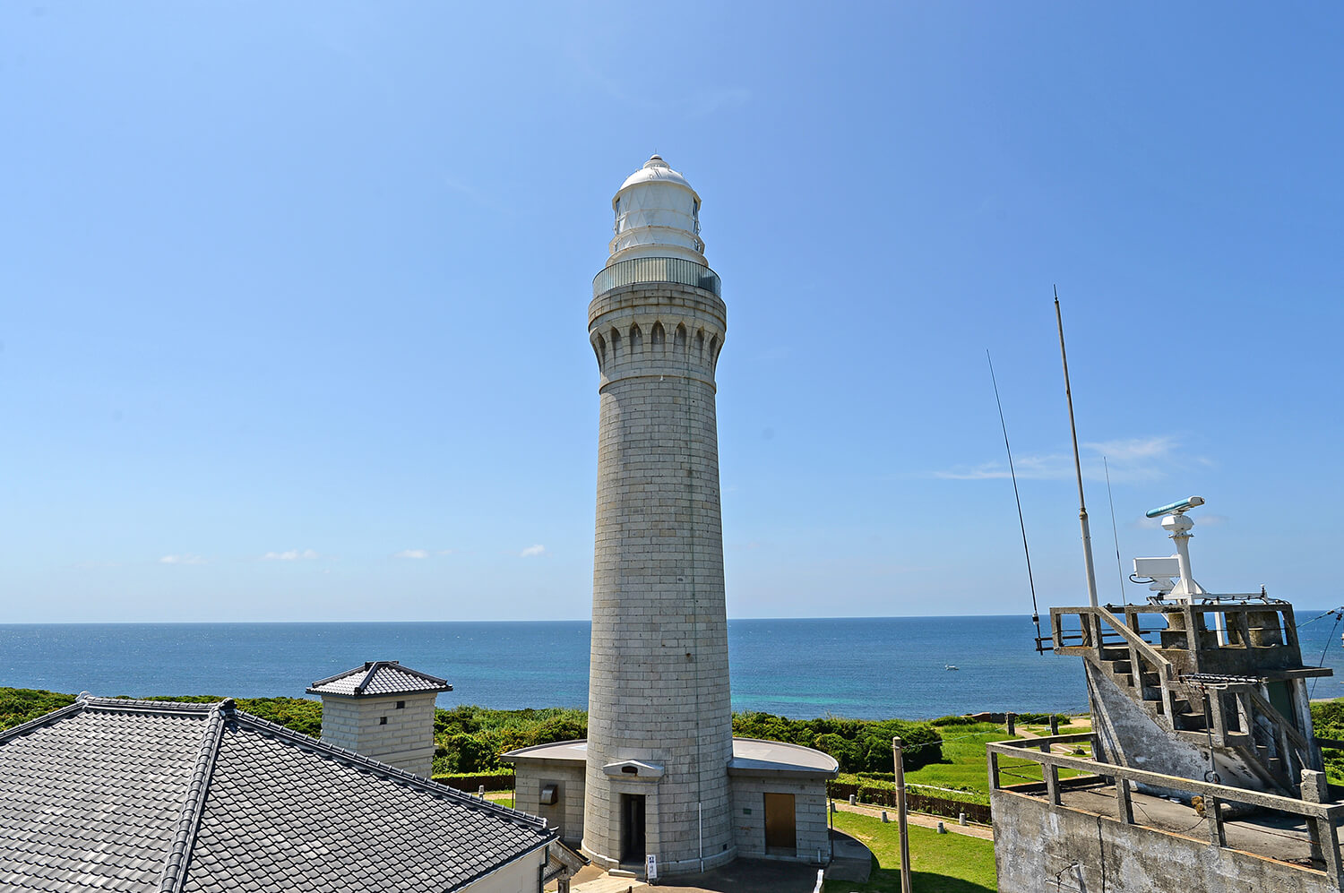 角島燈塔之外是日本海的地平線。 夕陽西下，開始照亮大海