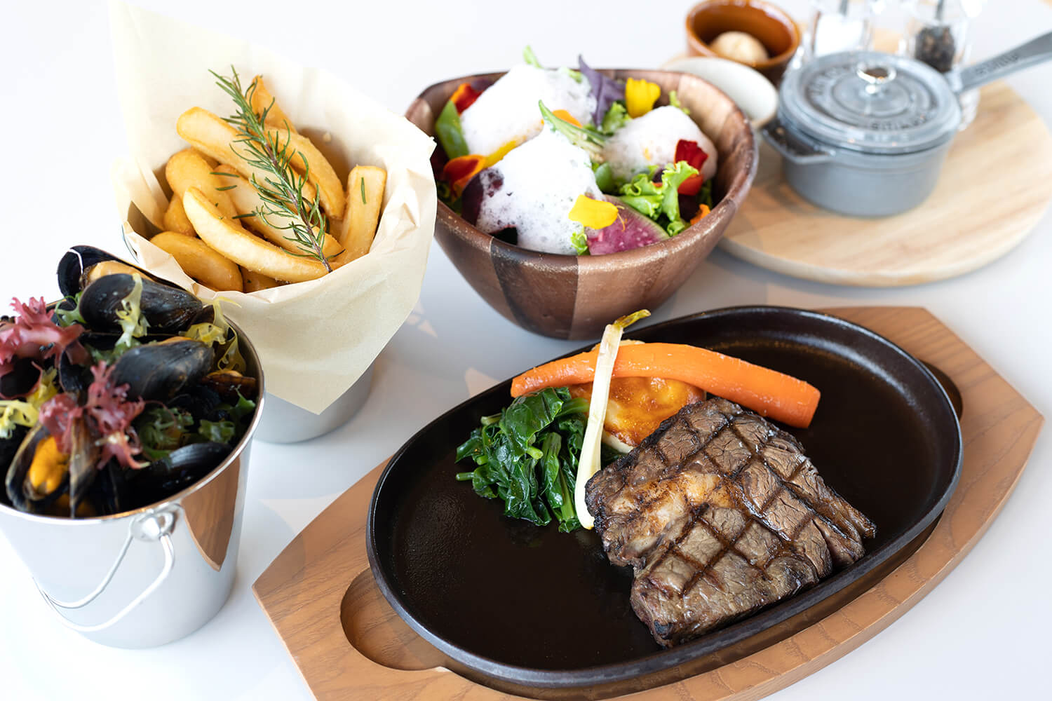 「肋骨烤牛排 200g」JPY3600和各種配菜