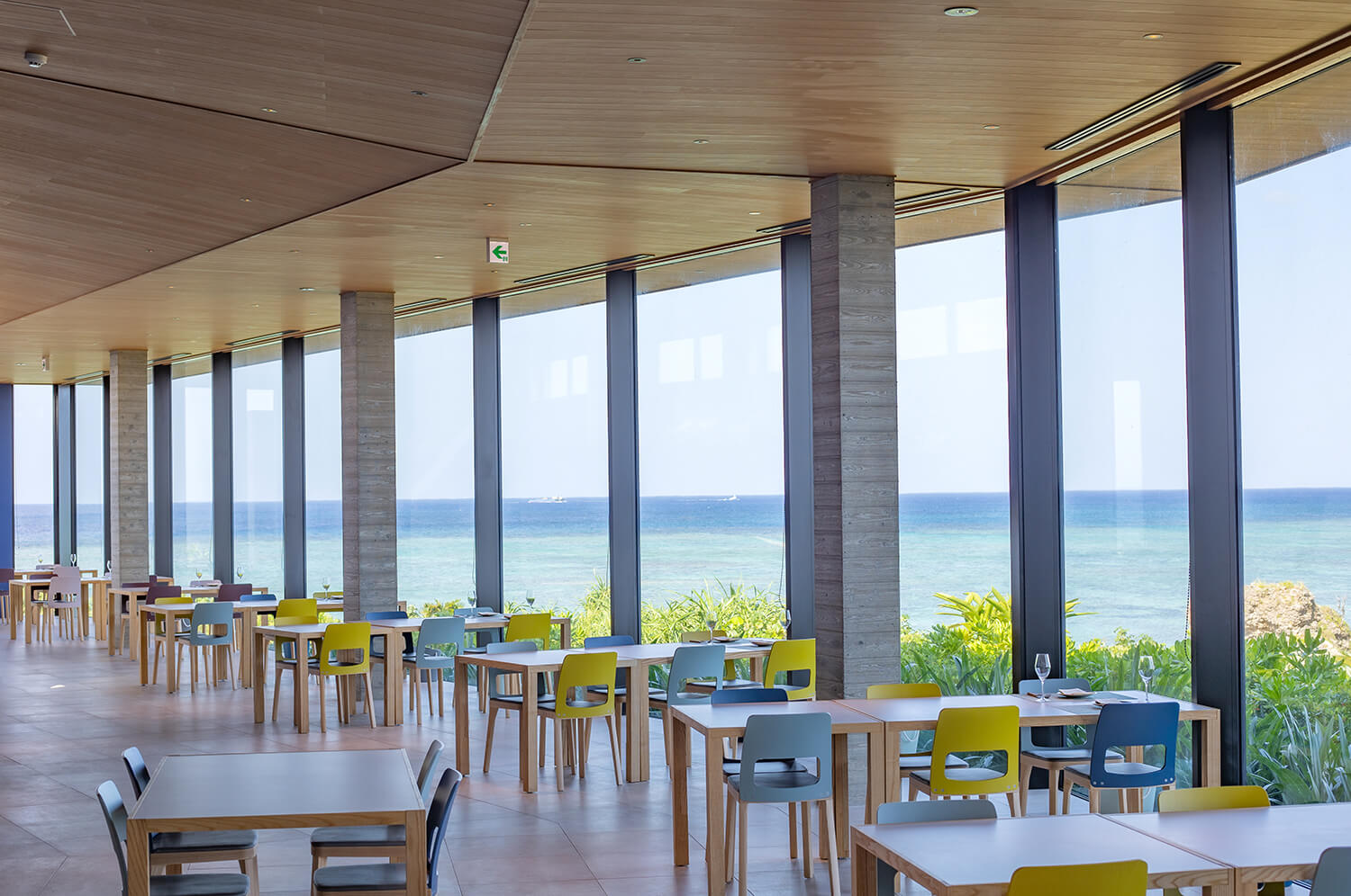 大牆寬的窗戶可以俯瞰一望無際的地平線