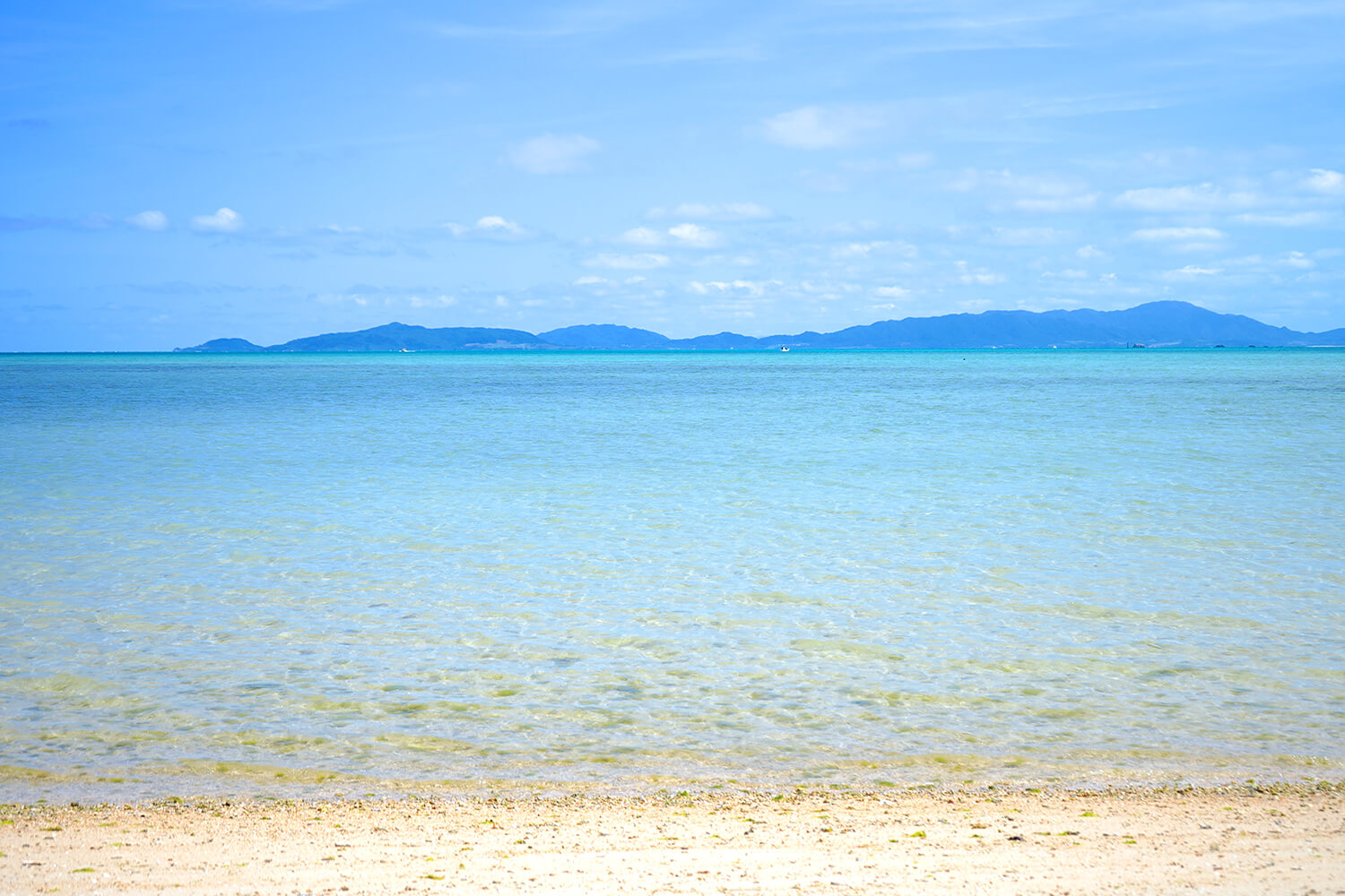 白色的沙灘和翠綠色的海水可以舒緩身心