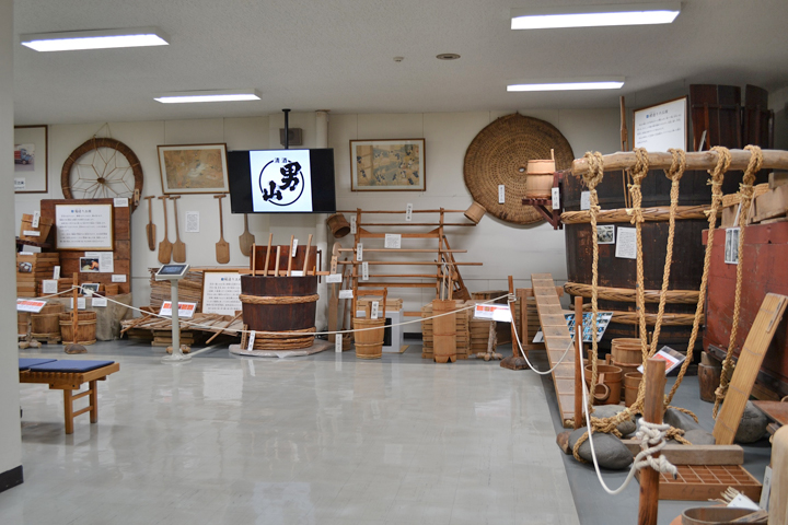 展品包括与使用大雪山地下水酿造的“乙小山”清酒相关的资料，以及江户时代的珍贵文献和清酒器皿。