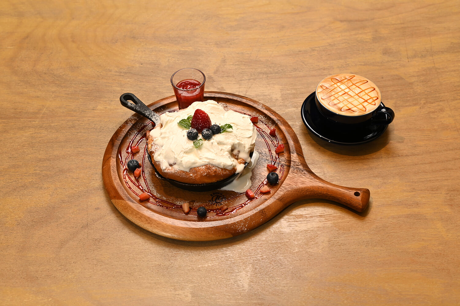 「草莓蛋糕鬆餅」，麵團JPY1090裡有乳清乾酪（內容會因季節而異）和蜂蜜肉桂拿鐵 550日圓