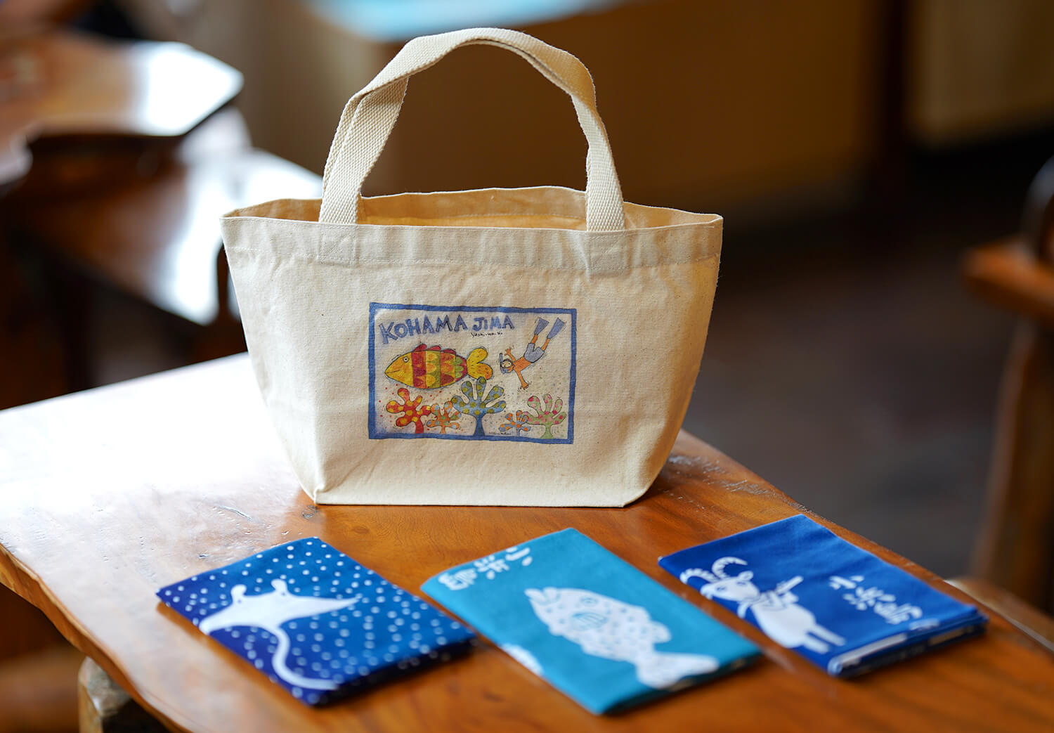 一個迷人的「迷你手提袋」，主題是歐小濱島豐富的自然與生活方式，JPY1580「tenugui」JPY1320