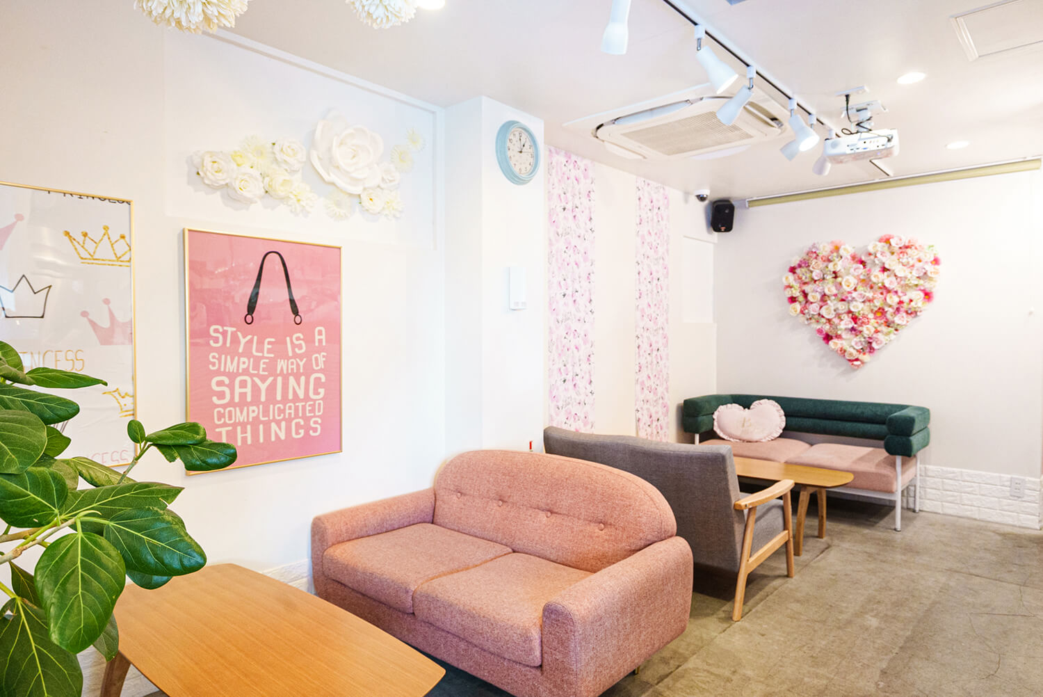 童話般的室內裝潢，冰淇淋杯閃閃發光的空間