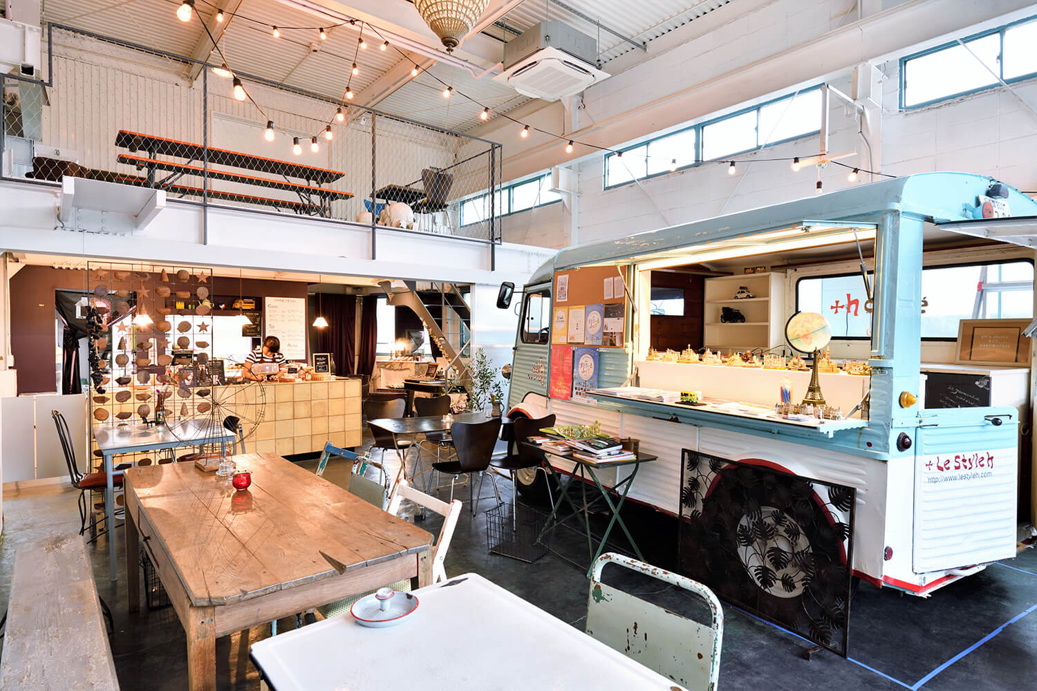 以淺藍色雪鐵龍卡車為對象的大商店